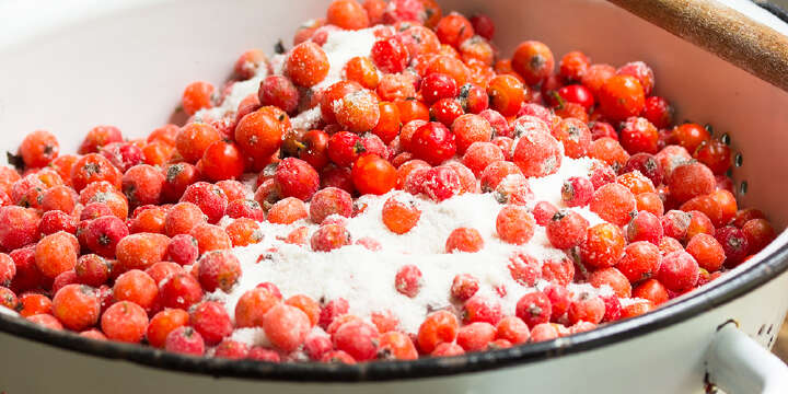 Einkochen beeren mit zucker im sieb 1000x500 2